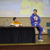 Al microfono Frio con accanto il content creator Lorydido