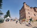 Turisti al castello di Grinzane, tra i luoghi simbolo del territorio