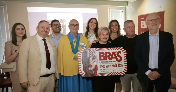 Foto di gruppo al termine della presentazione tenuta ieri alle cantine Ascheri di Bra