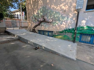 La nuova rampa per l' abbattimento barriere architettoniche all'ingresso della scuola primaria F.lli Ambrogio su via Liberazione La nuova rampa per l' abbattimento barriere architettoniche all'ingresso della scuola primaria F.lli Ambrogio su via Liberazione