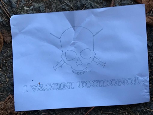 Cuneo, vandalizzate auto in via Basse Sant'Anna: compaiono anche cartelli anti-vaccino e green pass [VIDEO]