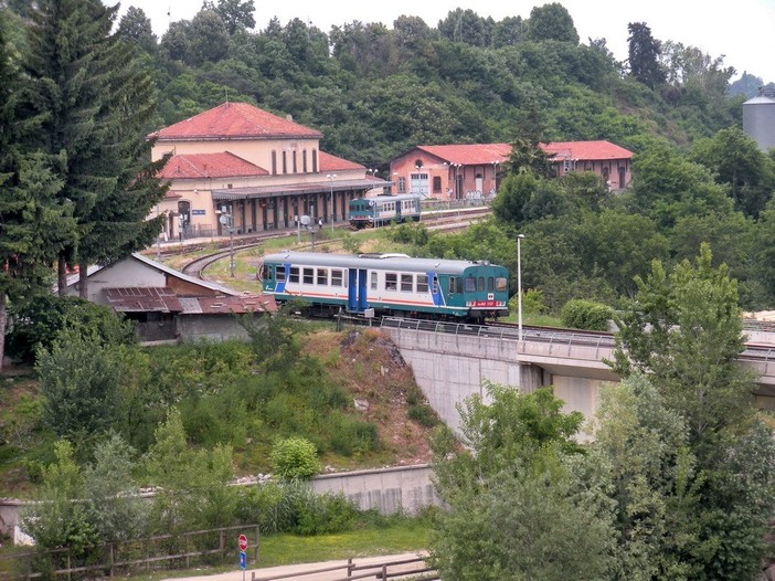 Uno degli ultimi passaggi del treno sulla Cuneo-Mondovì nel 2012 (Foto Andrea Richermo) Uno degli ultimi passaggi del treno sulla Cuneo-Mondovì nel 2012 (Foto Andrea Richermo)