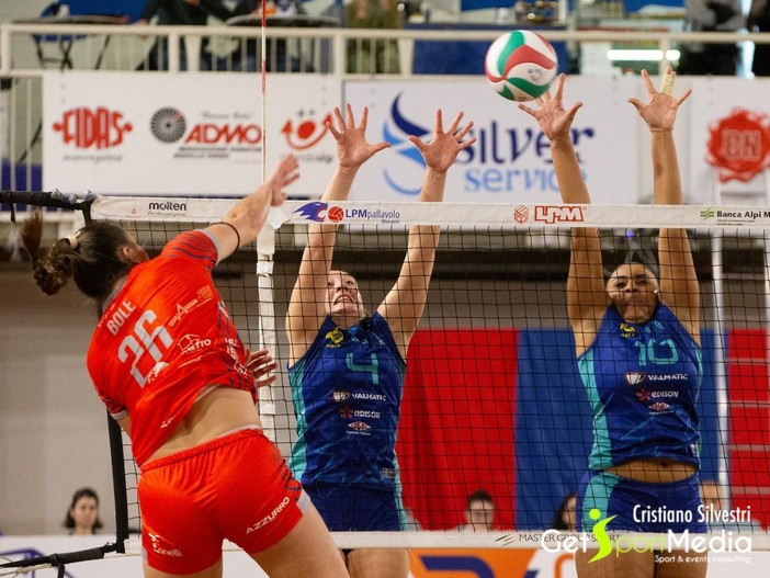 Una immagine del match tra il Mondovì Volley e il Cogne Aosta (foto Cristiano Silvestri)