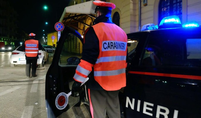 Pattuglia dei Carabinieri impegnata in un controllo a Fossano, immagine di repertorio Pattuglia dei Carabinieri impegnata in un controllo a Fossano, immagine di repertorio