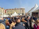 La grande folla in piazza Galimberti per la Fiera del Marrone La grande folla in piazza Galimberti per la Fiera del Marrone