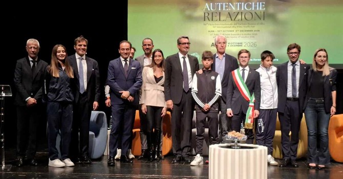 (Foto di gruppo sul palco del Sociale)