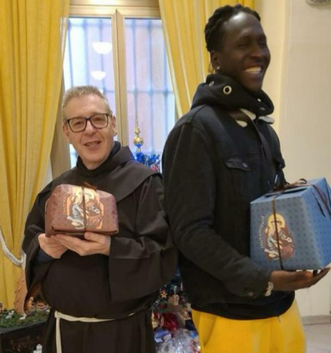 Fra Mauro Battaglino con i suoi pandori e panettoni solidali