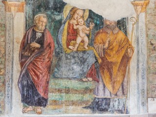 Il ciclo di affreschi interni alla cappella di San Servasio a Magliano Alfieri (foto Treevision)