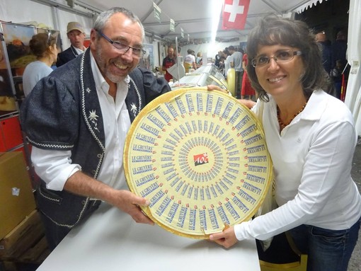 Una forma di Gruyère Una forma di Gruyère