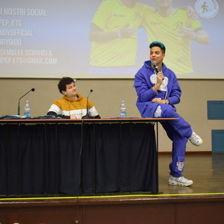 Al microfono Frio con accanto il content creator Lorydido