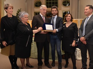 Franco Barberis, con la moglie e i figli Elena e Luca, premiato da Elena Lovera e Mauro Gola durante l'assemblea Ance del dicembre 2018