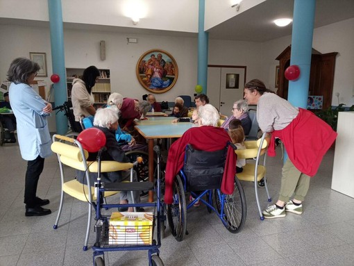 La Casa di Riposo Sacra famiglia di Mondovì avvia “Radici e Germogli”, un percorso di incontro e scambio tra ospiti delle RSA e bambini dell’asilo nido comunale