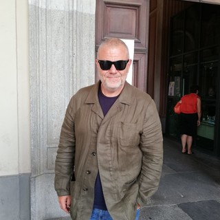 Giulio Golia fuori dal Tribunale di Cuneo