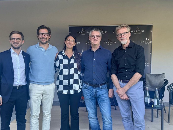 Alcuni momenti dell'evento tenuto ieri nella cantina di Serralunga d'Alba, con la partecipazione di oltre 300 ospiti. Da sinistra il sindaco albese Alberto Gatto, il presidente dell'Ente Fiera di Alba Axel Iberti, la produttrice Giovanna Garesio, il giornalista Roberto Fiori e il designer Chris Bangle Alcuni momenti dell'evento tenuto ieri nella cantina di Serralunga d'Alba, con la partecipazione di oltre 300 ospiti. Da sinistra il sindaco albese Alberto Gatto, il presidente dell'Ente Fiera di Alba Axel Iberti, la produttrice Giovanna Garesio, il giornalista Roberto Fiori e il designer Chris Bangle