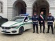 Il sindaco Simone Manzone insieme all'ispettore capo Giorgio Ranuschio e al nuovo agente Luca Alessandria