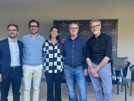 Alcuni momenti dell'evento tenuto ieri nella cantina di Serralunga d'Alba, con la partecipazione di oltre 300 ospiti. Da sinistra il sindaco albese Alberto Gatto, il presidente dell'Ente Fiera di Alba Axel Iberti, la produttrice Giovanna Garesio, il giornalista Roberto Fiori e il designer Chris Bangle Alcuni momenti dell'evento tenuto ieri nella cantina di Serralunga d'Alba, con la partecipazione di oltre 300 ospiti. Da sinistra il sindaco albese Alberto Gatto, il presidente dell'Ente Fiera di Alba Axel Iberti, la produttrice Giovanna Garesio, il giornalista Roberto Fiori e il designer Chris Bangle