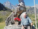 Giovanni Genre, 89 anni davanti al monumento degli alpini a Pian della Regina da lui costruito Giovanni Genre, 89 anni davanti al monumento degli alpini a Pian della Regina da lui costruito