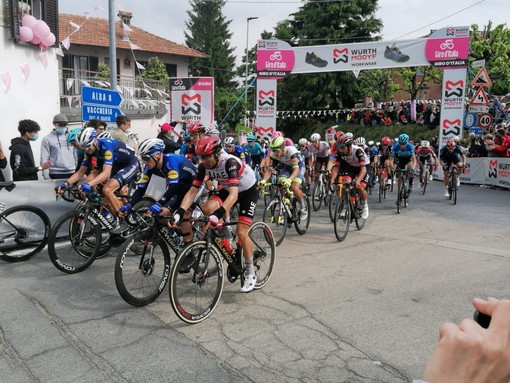 Il Giro d'Italia attraversa Alba: scuole chiuse e modifiche alla viabilità