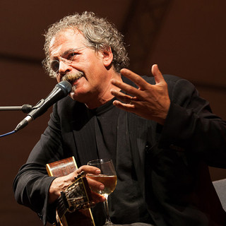 “Scritto domani”, Alba ricorda Gianmaria Testa: con un grande concerto al Teatro Sociale “Scritto domani”, Alba ricorda Gianmaria Testa: con un grande concerto al Teatro Sociale