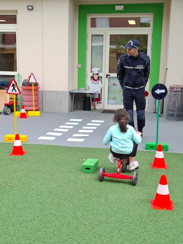 A Grinzane Cavour i bambini della Materna imparano l’educazione stradale insieme al vigile urbano A Grinzane Cavour i bambini della Materna imparano l’educazione stradale insieme al vigile urbano