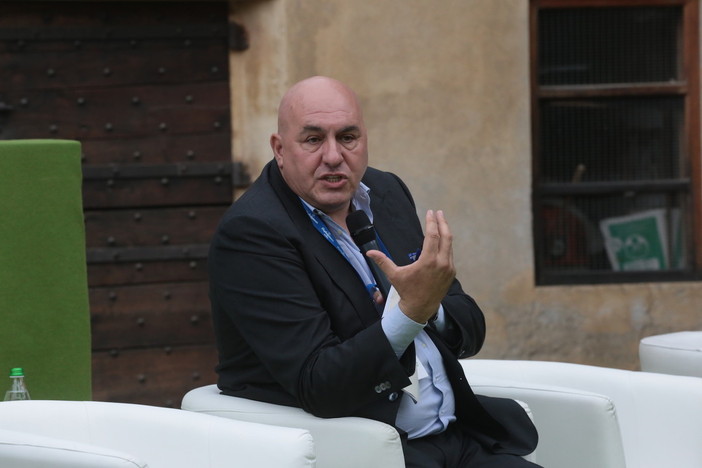 Crosetto in volo verso l'Italia: "Utilizzo un volo militare. Ho pagato il triplo della tariffa"