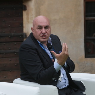 Crosetto in volo verso l'Italia: "Utilizzo un volo militare. Ho pagato il triplo della tariffa"