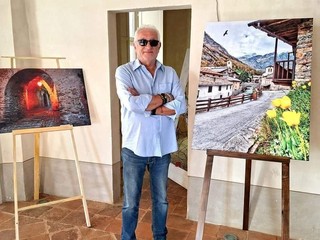 Gianpiero Ferrigno in una mostra fotografica con le sue fotografie dedicate alla valle Varaita