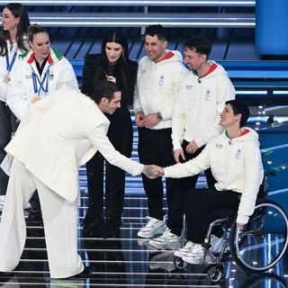 Giuliana Turra sul palco del Teatro Ariston con Achille Lauro e Laura Pausini Giuliana Turra sul palco del Teatro Ariston con Achille Lauro e Laura Pausini