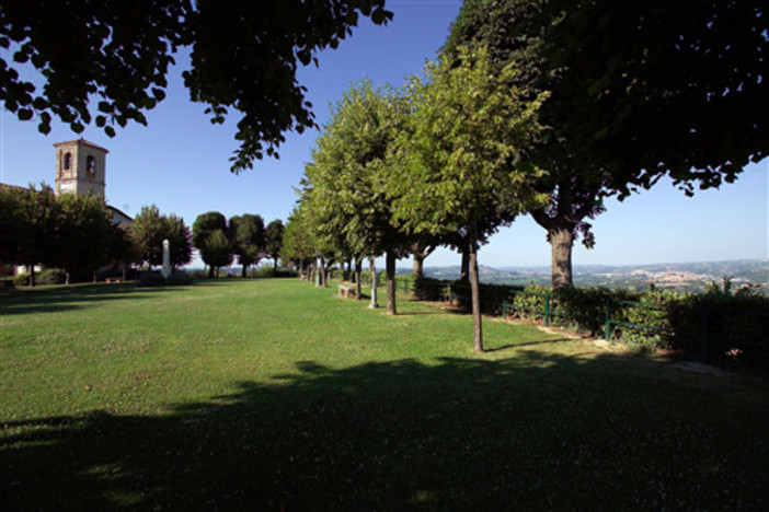 A Verduno “Luci nella notte”: musica e parole nelle Antiche Cantine per un pomeriggio tra suono e narrazione A Verduno “Luci nella notte”: musica e parole nelle Antiche Cantine per un pomeriggio tra suono e narrazione
