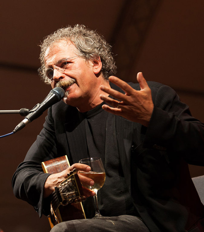 “Scritto domani”, Alba ricorda Gianmaria Testa: con un grande concerto al Teatro Sociale