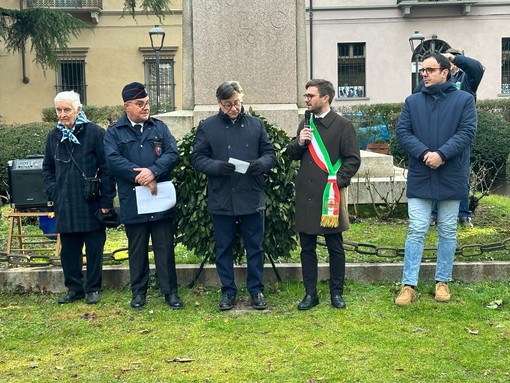 Alba celebra il Giorno della Memoria: corona di alloro ai Giardini della Regina e proiezioni di Fenoglio sul Municipio
