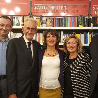 Beppe Ghisolfi con gli amici del Caffè letterario di Bra, anno 2018