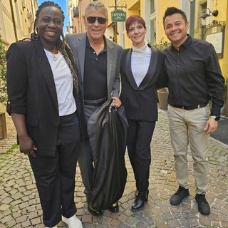 George Clooney con il personale dell'Hotel Lovera Palace