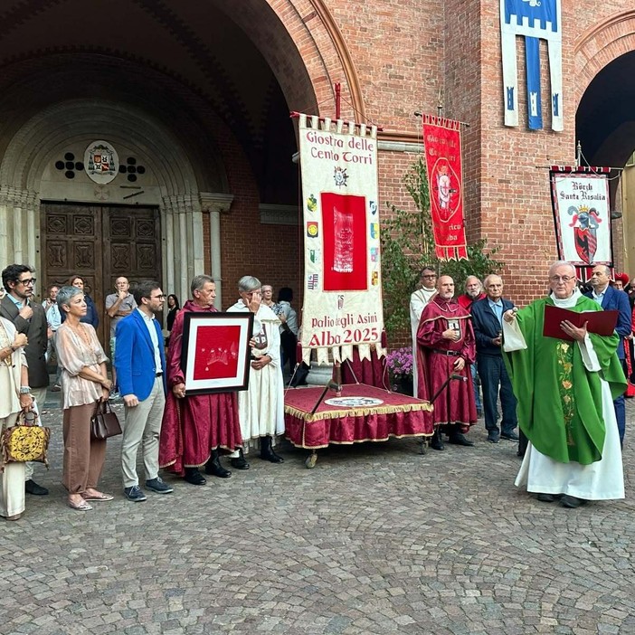 Alba verso il Palio, il Capitolo cambia ritmo: più spazio agli sbandieratori e doppia firma di Cordero Alba verso il Palio, il Capitolo cambia ritmo: più spazio agli sbandieratori e doppia firma di Cordero