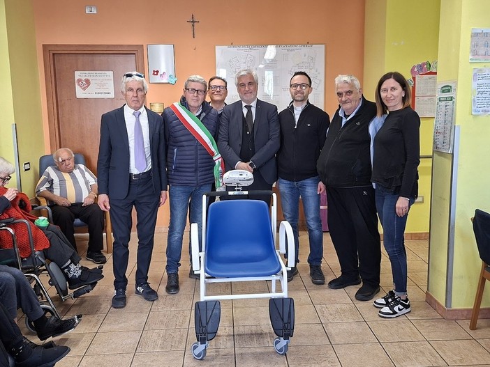 La cerimonia di consegna della sedia