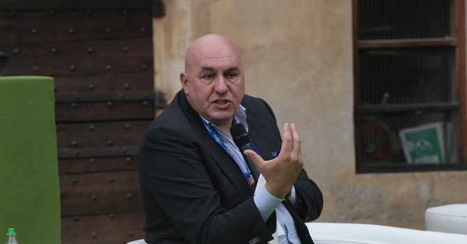 Crosetto in volo verso l'Italia: "Utilizzo un volo militare. Ho pagato il triplo della tariffa" Crosetto in volo verso l'Italia: "Utilizzo un volo militare. Ho pagato il triplo della tariffa"