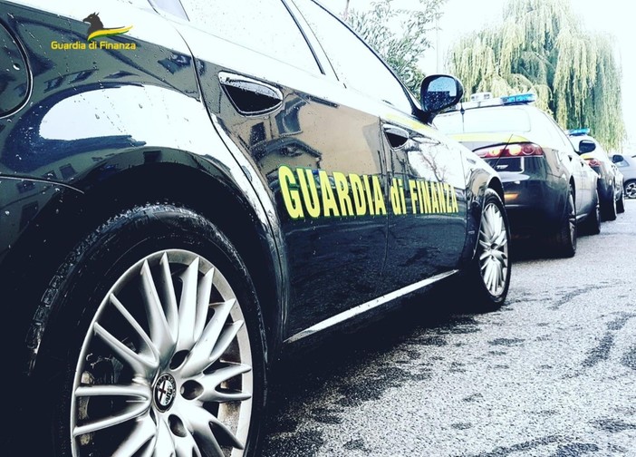 I due imprenditori sono stati segnalati per i reati tributari di sottrazione fraudolenta al pagamento delle imposte, dichiarazione infedele e autoriciclaggio