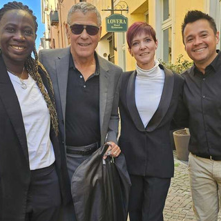 George Clooney con il personale dell'Hotel Lovera Palace George Clooney con il personale dell'Hotel Lovera Palace