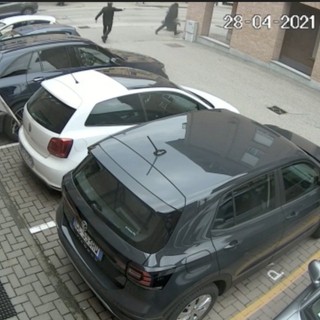 Le immagini riprese dal sistema di videosorveglianza della gioielleria di Gallo Grinzane Le immagini riprese dal sistema di videosorveglianza della gioielleria di Gallo Grinzane