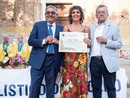 Il presidente dell’Associazione Premio Giornalistico del Roero Giovanni Negro e il presidente della giuria Gian Mario Ricciardi con Silvia Gullino premiata nel 2022