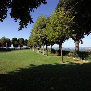 A Verduno “Luci nella notte”: musica e parole nelle Antiche Cantine per un pomeriggio tra suono e narrazione