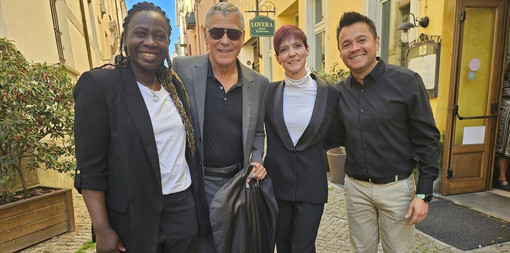 George Clooney con il personale dell'Hotel Lovera Palace