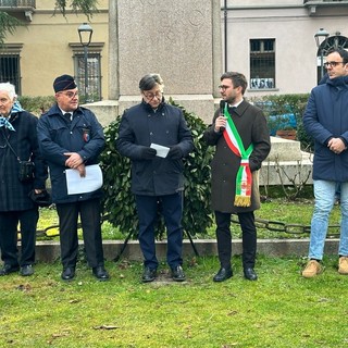 Alba celebra il Giorno della Memoria: corona di alloro ai Giardini della Regina e proiezioni di Fenoglio sul Municipio