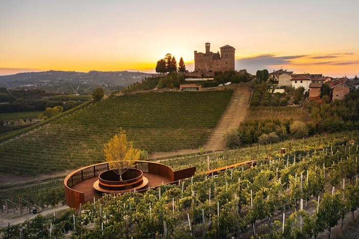 Il belvedere affacciato su Vigna Gustava e sul castello di Grinzane Cavour