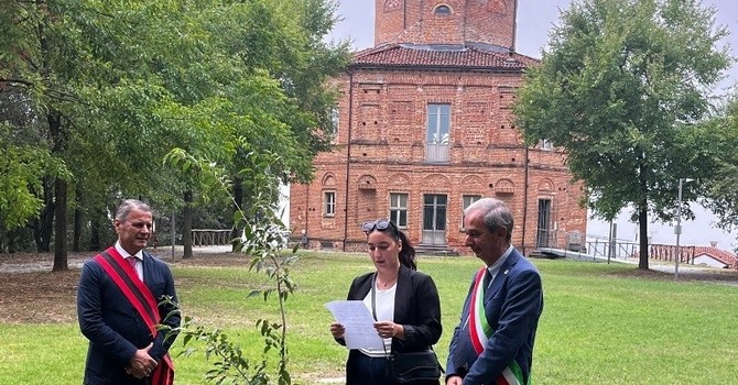 Bra e Lezhë, un’amicizia che mette radici: donato un albero per il gemellaggio Bra e Lezhë, un’amicizia che mette radici: donato un albero per il gemellaggio
