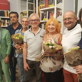 In foto Piero Montanaro con gli amici del Caffè letterario di Bra