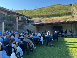 Nelle foto alcuni momenti dell'evento tenuto ieri nella cantina di Serralunga d'Alba Nelle foto alcuni momenti dell'evento tenuto ieri nella cantina di Serralunga d'Alba
