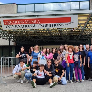 Gli allievi dell'Istituto Musicale Da Vinci di Alba in visita al festival di Cremona