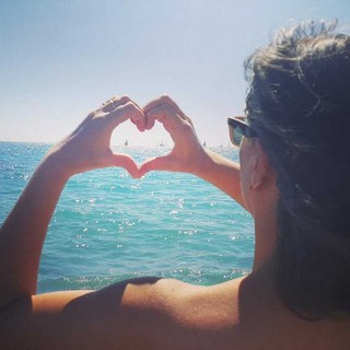 Mani con cuore per la Giornata mondiale della gentilezza Mani con cuore per la Giornata mondiale della gentilezza