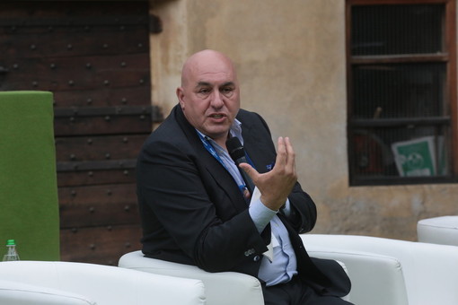 Crosetto in volo verso l'Italia: "Utilizzo un volo militare. Ho pagato il triplo della tariffa"